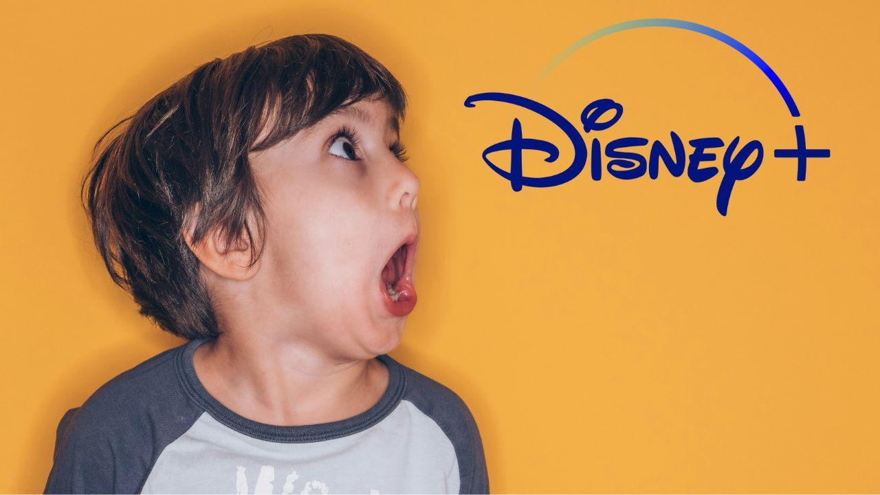 Un niño sorprendido mientras mira el logo de Disney+
