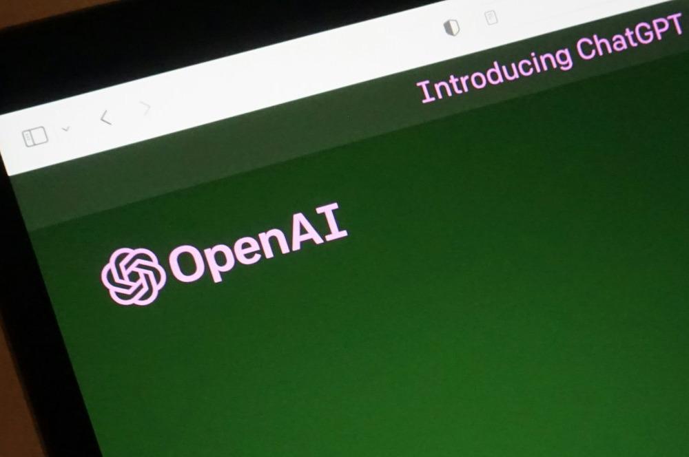 Página web de OpenAI en una pantalla de ordenador.