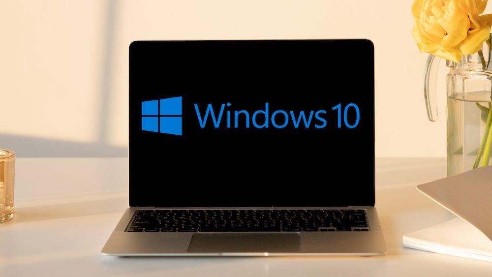 Ordenador portátil con el logo de Windows 10 en la pantalla