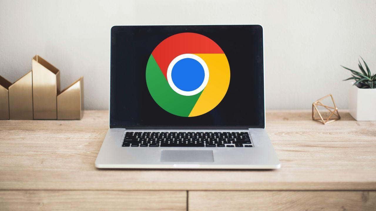 Un ordenador portátil con el icono de Google Chrome en la pantalla