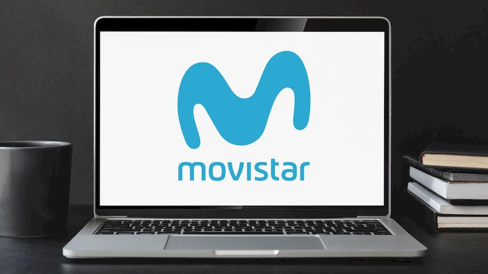 Ordenador portátil con el logo de la operadora Movistar