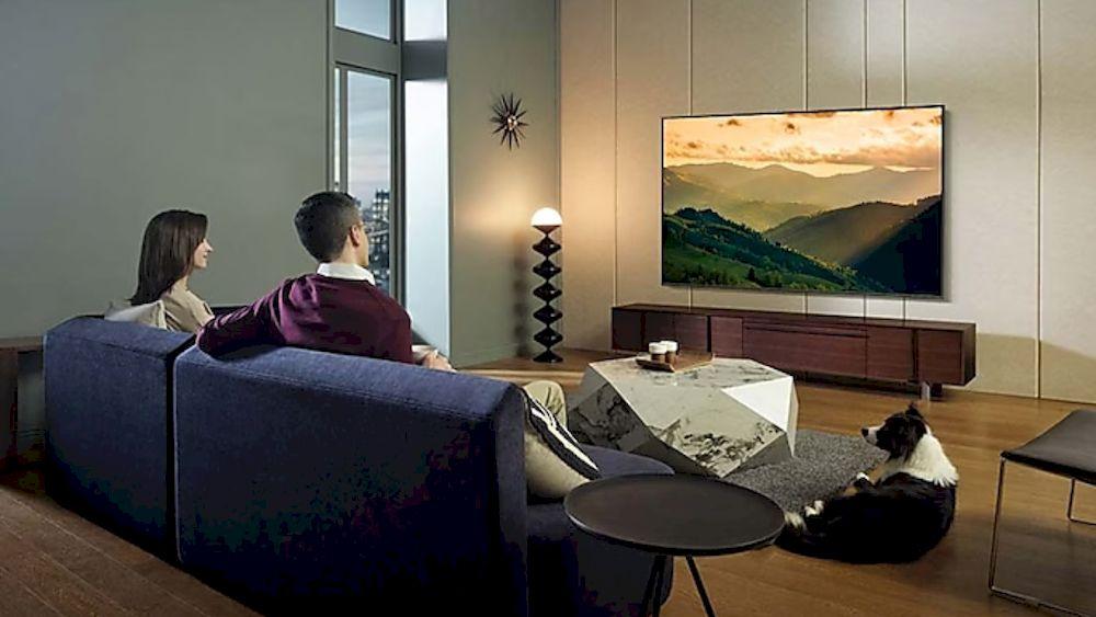 Una pareja viendo la televisión en la nueva Samsung Q60C