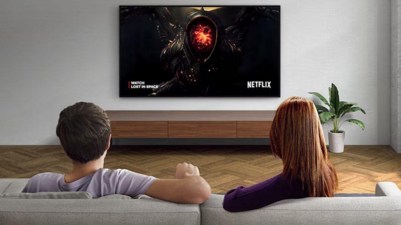 Una pareja disfruta de su nueva Smart TV de Sony
