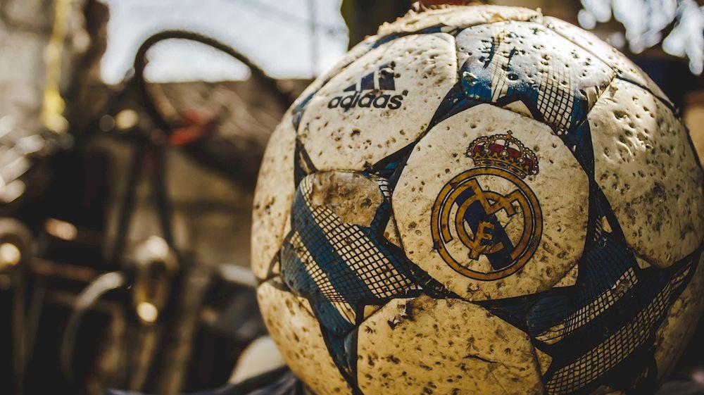 Una pelota de fútbol con el escudo del Real Madrid