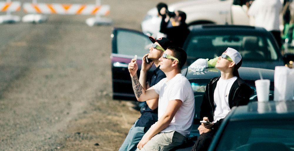 Un grupo de amigos preparándose para ver un eclipse solar