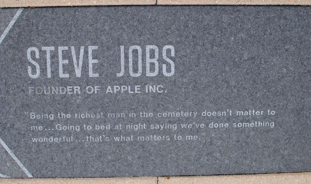 Placa con un mensaje de Steve Jobs de Apple