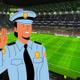 Un policía llegando a un campo de fútbol