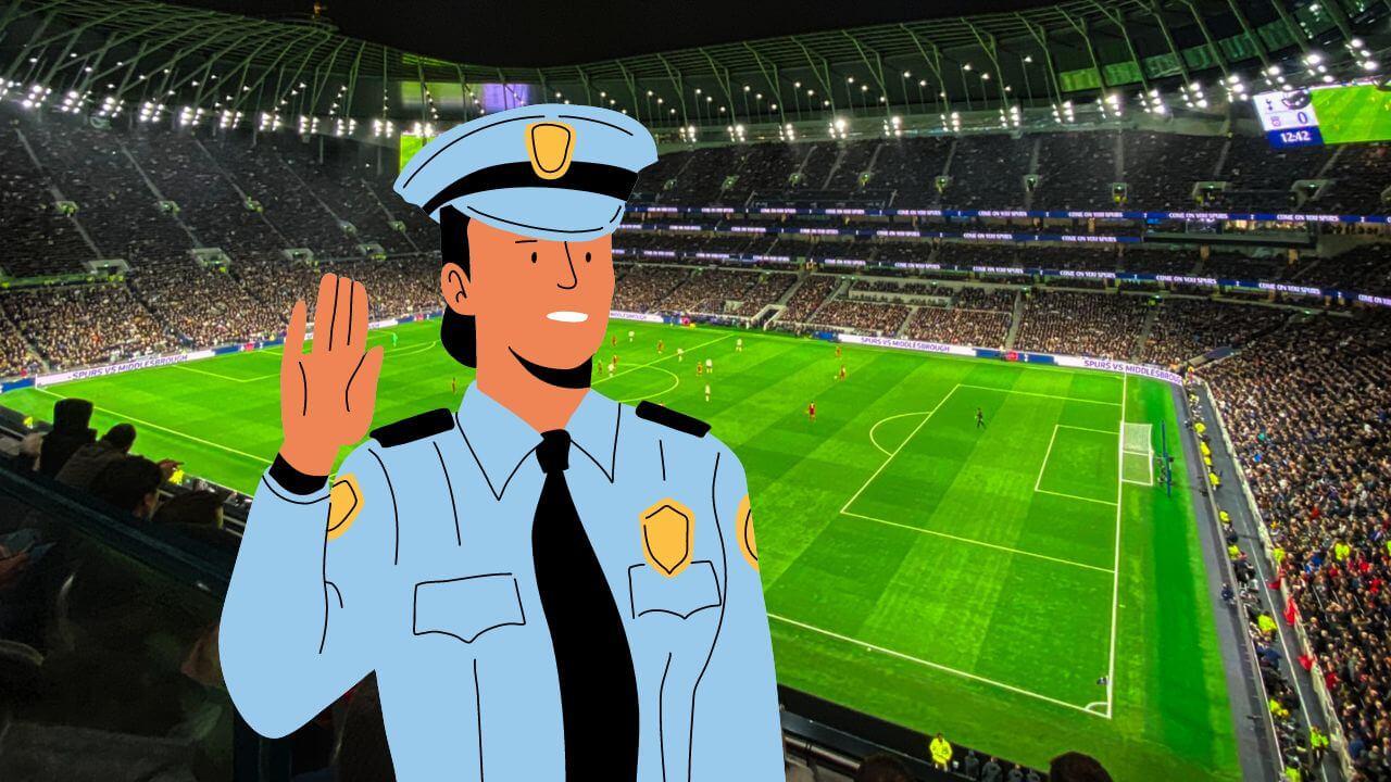 Un policía llegando a un campo de fútbol