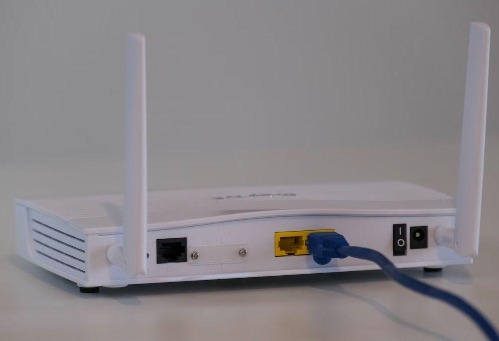 Router con cable Ethernet