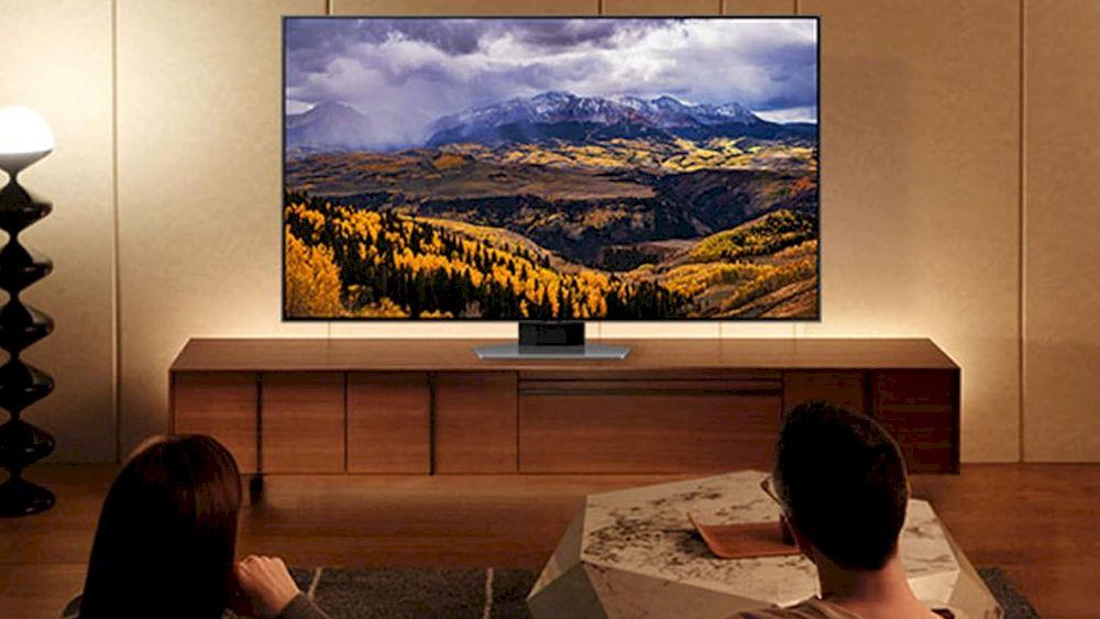 Una pareja viendo la televisión Samsung 65Q80C en su salón
