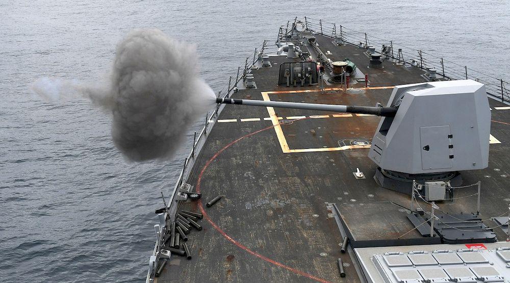 Un sistema de defensa marítima combatiendo en el mar