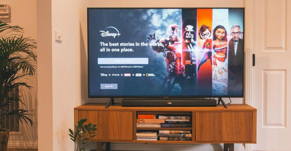 Una televisión con la app de Disney+ en la pantalla