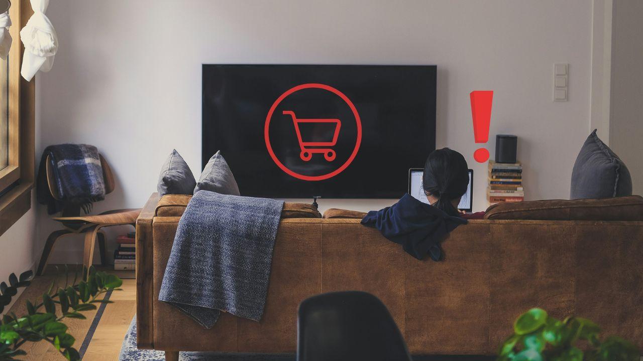 Un carrito de compra aparece en la pantalla de una Smart TV