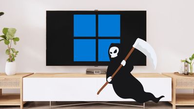 Una Smart TV en el salón con el logo de Windows en la pantalla
