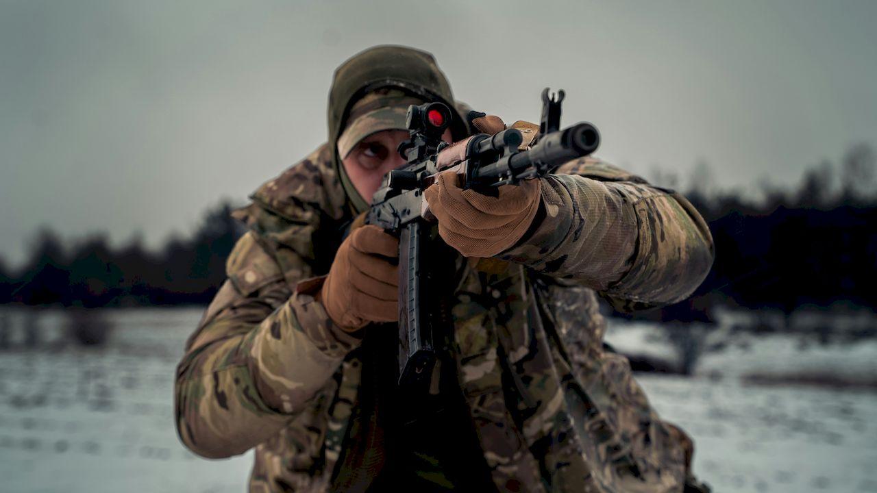 Un soldado preparando el arma para disparar
