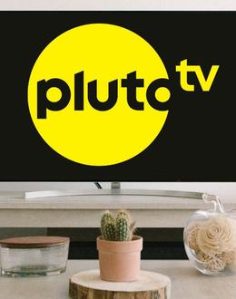 Una televisión con el logo de Pluto TV en el centro de la pantalla
