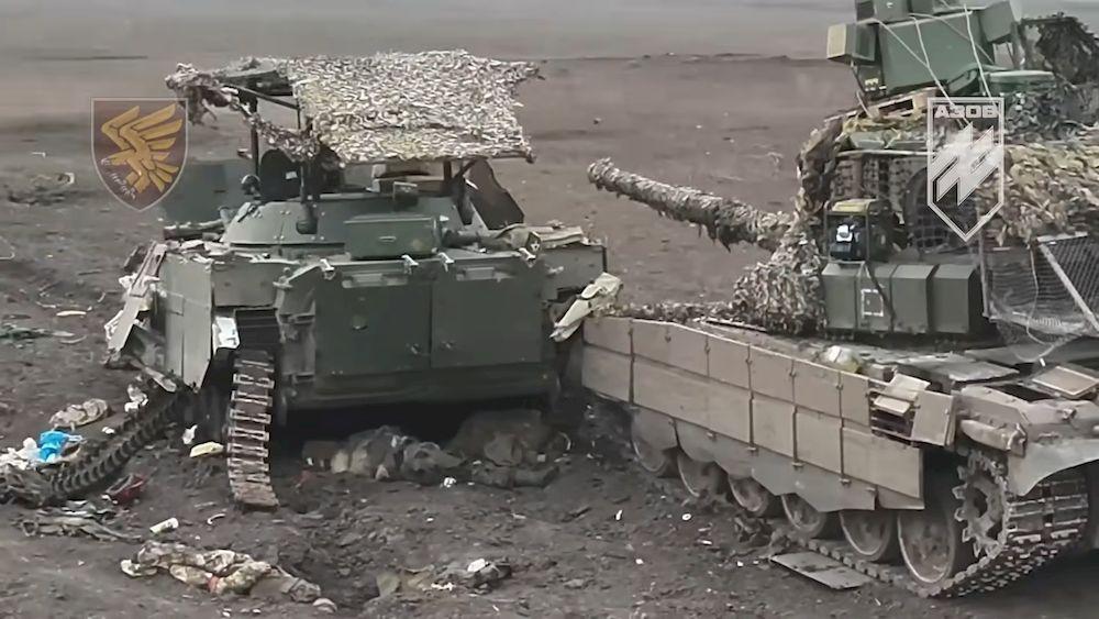 Escena de un tanque ruso capturado por el ejército ucraniano