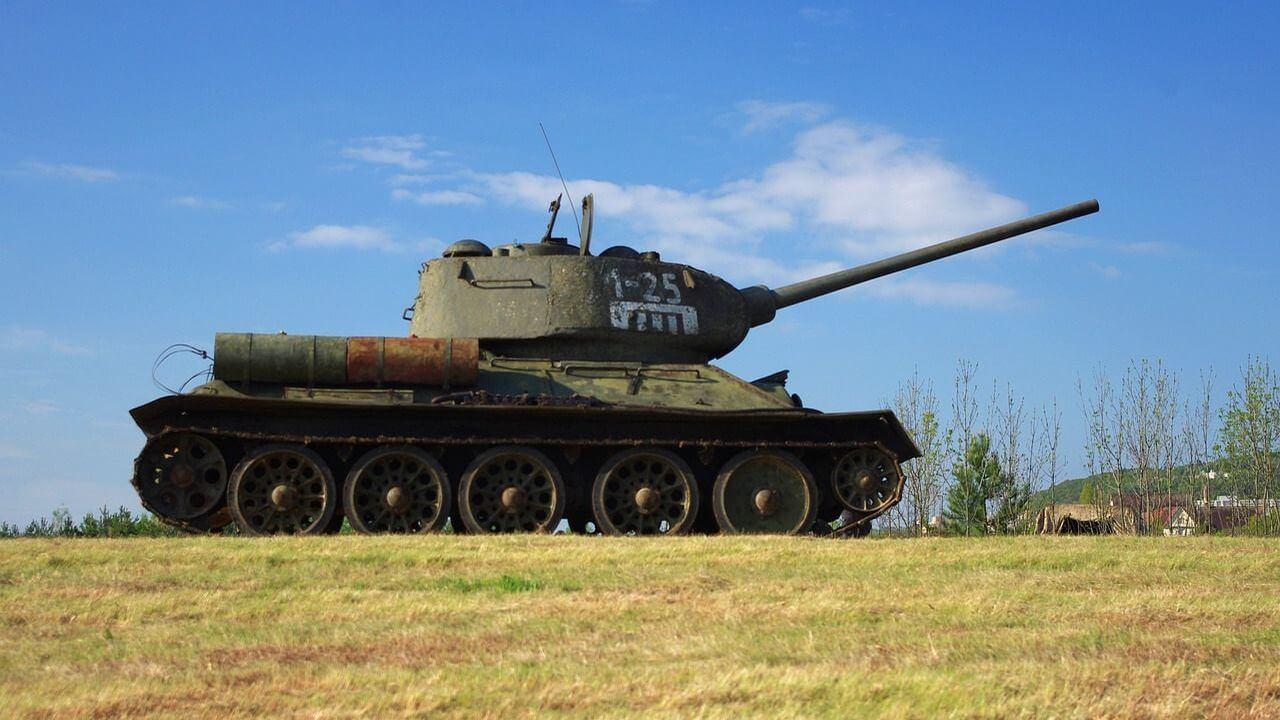 Tanque ruso en una zona rural listo para el combate