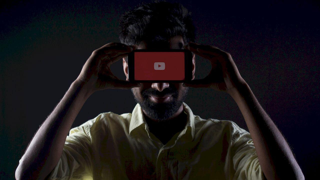 Un usuario de YouTube poniéndose el móvil en la cara