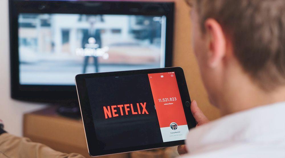 Un usuario ve Netflix y tiene su streaming abierto