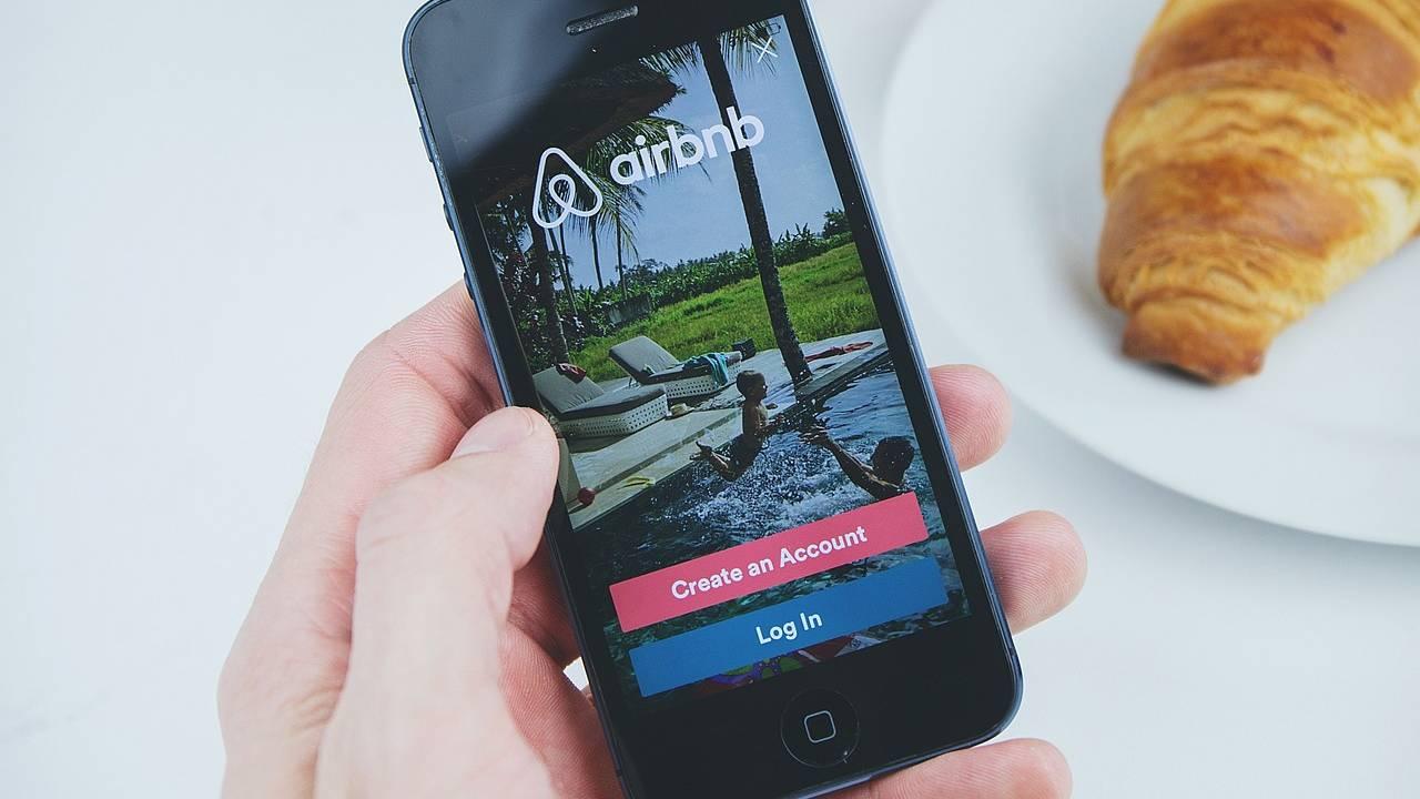 App de Airbnb en un iPhone.