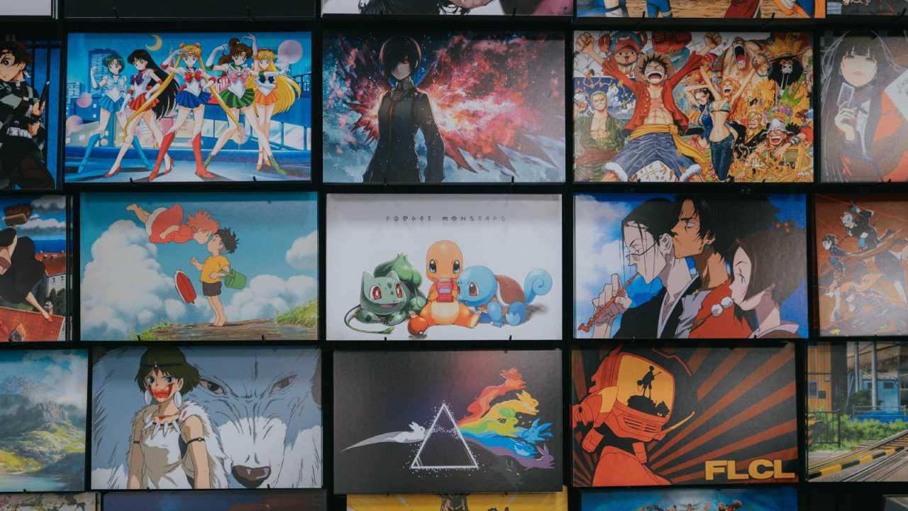 Imágenes de varios animes en una estantería.