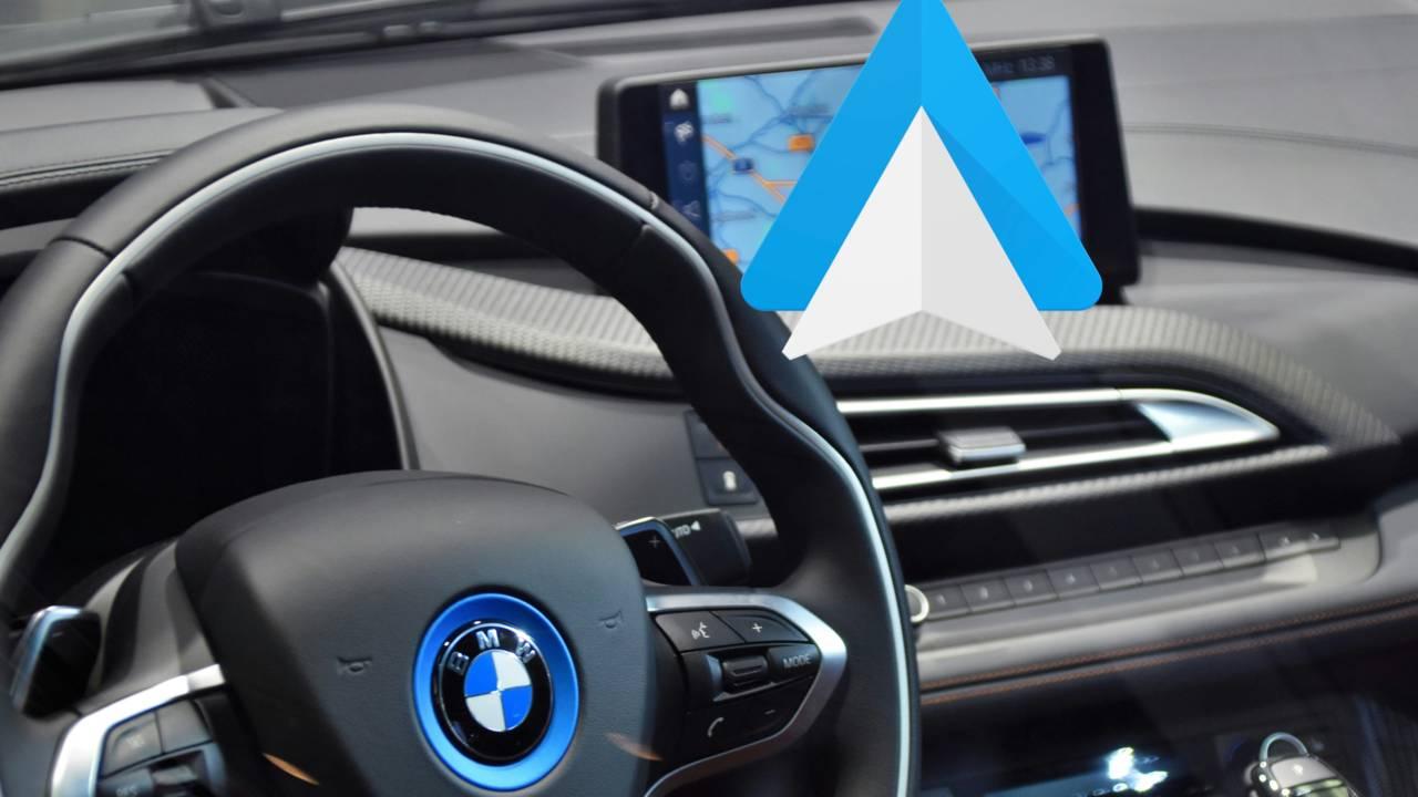imagen de un coche con el logo de android auto