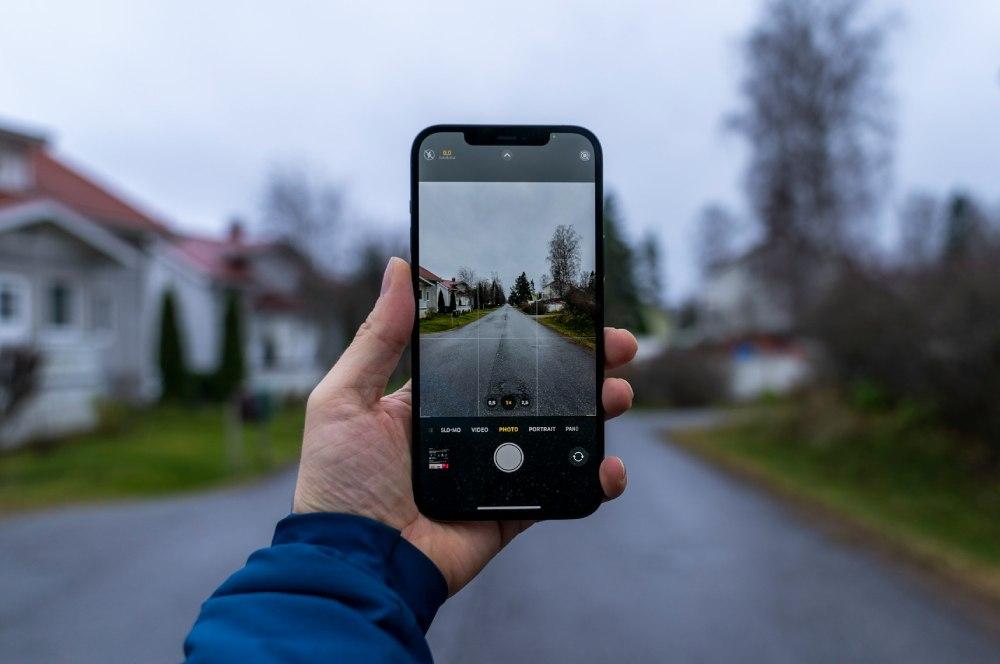 Una persona hace una foto a una calle vacía en el iPhone.