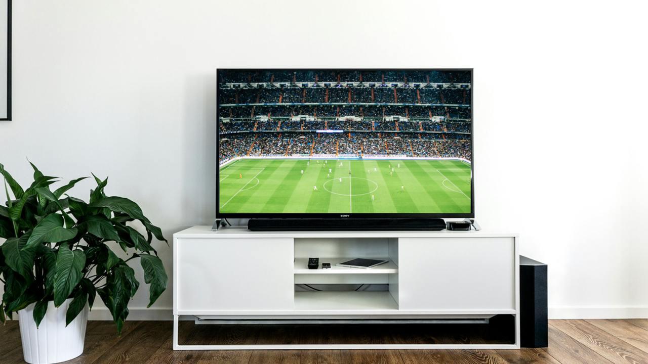smart tv con imagen de futbol
