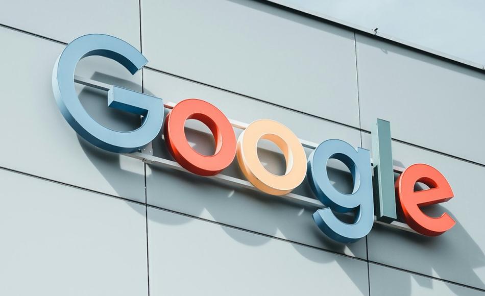 Logotipo de Google en un edificio de oficinas.