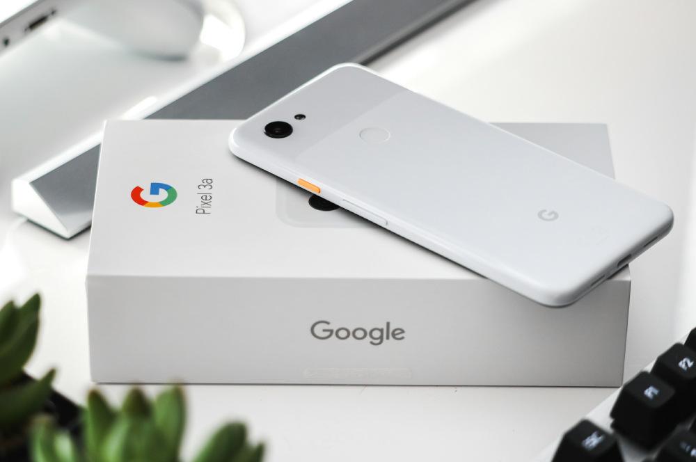 Un teléfono Google Pixel sobre su caja original.