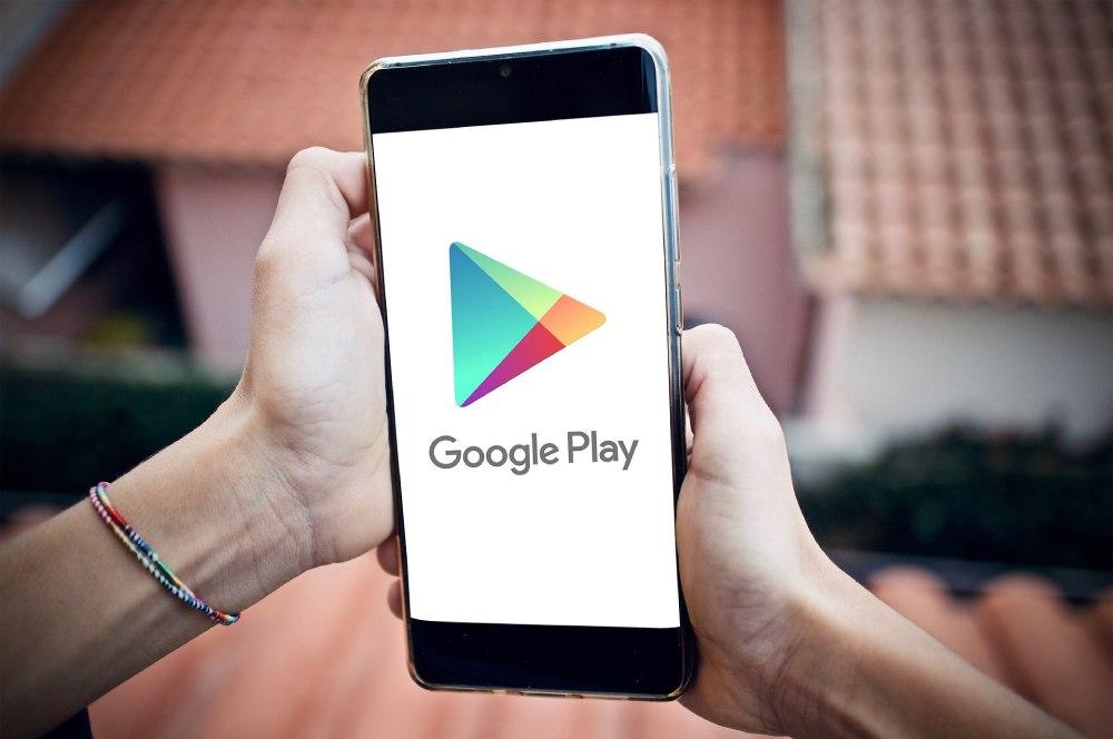 Logotipo de la Google Play Store en un smartphone.