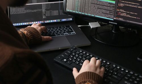 Hacker tecleando.
