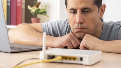 hombre mirando la posición del router