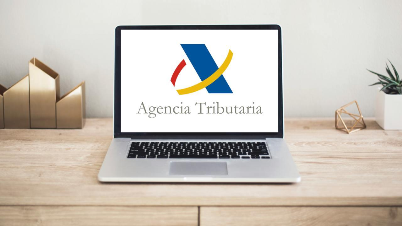 un ordenador con el logo de la agencia tributaria