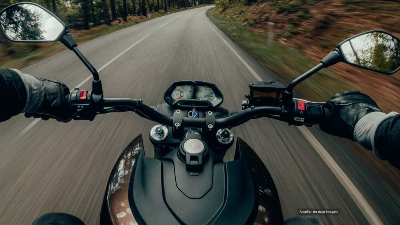 una moto en la carretera