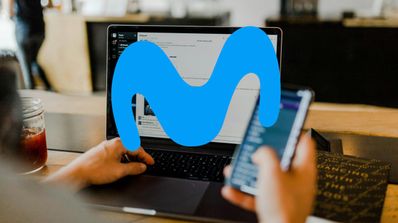 ordenador y móvil con el logo de movistar