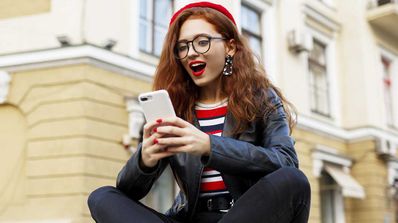 mujer con el móvil
