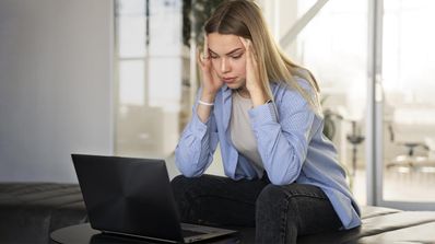 mujer pensando delante del PC