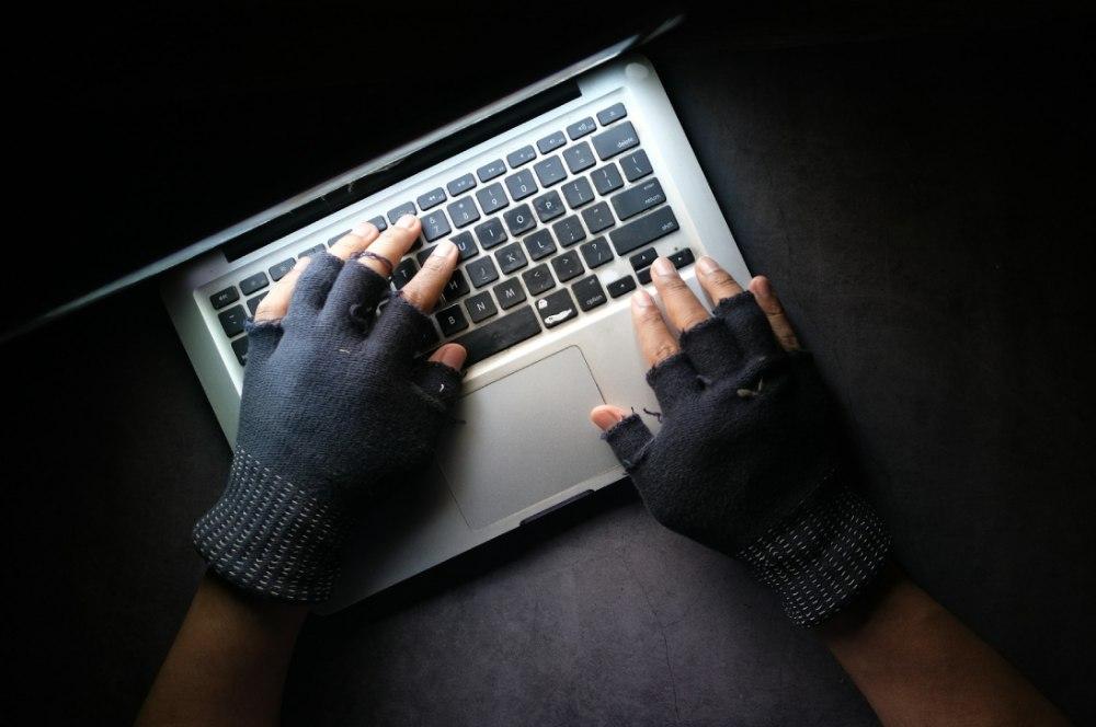 Hacker con un portátil.
