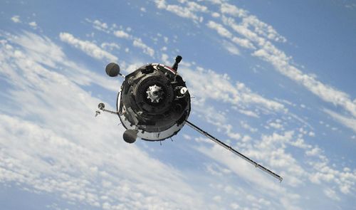 Satélite orbita la Tierra.