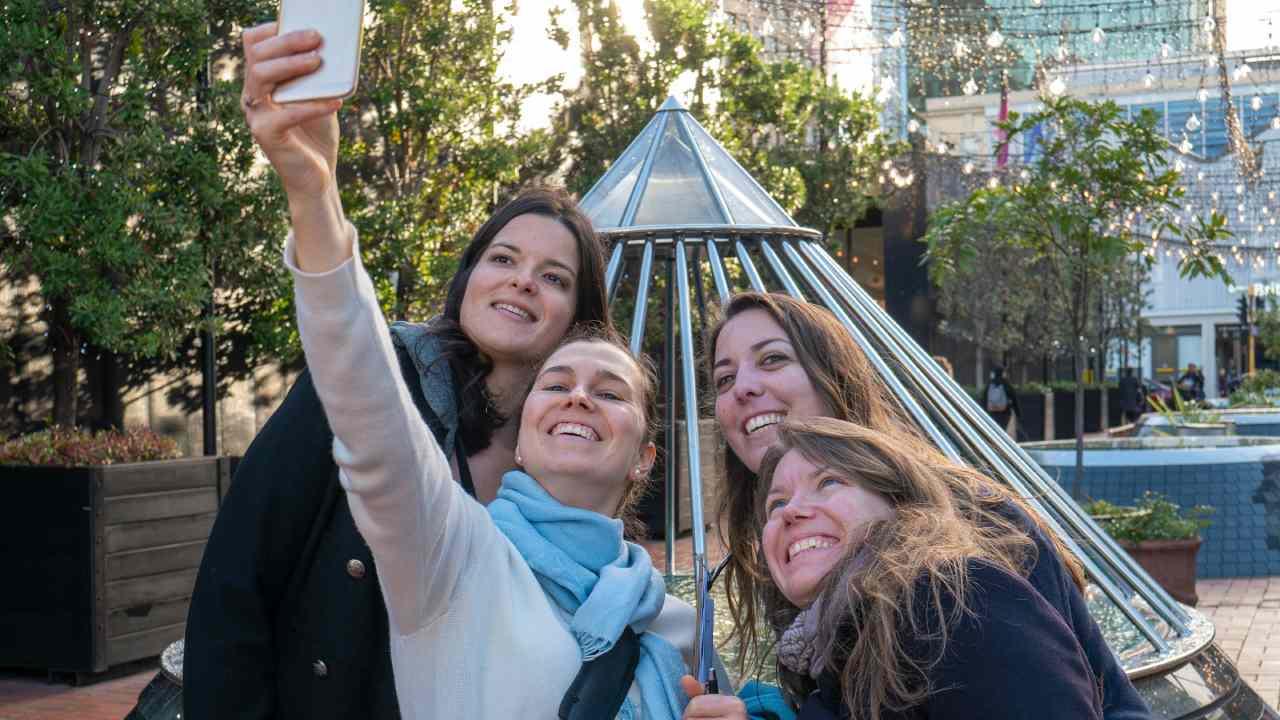 Cuatro mujeres se hacen un selfie en grupo.