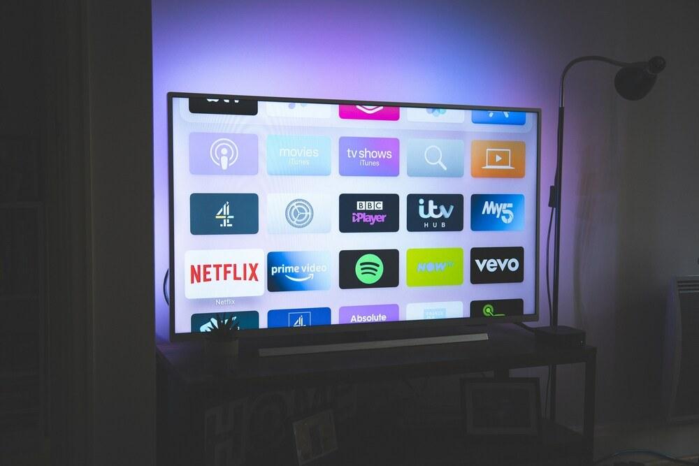 smart tv con pantalla en varios colores