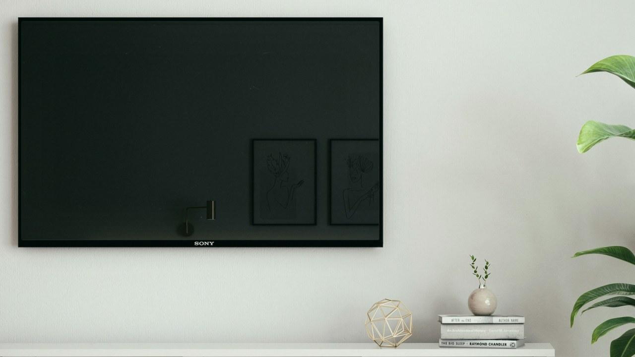 smart tv con pantalla en negro