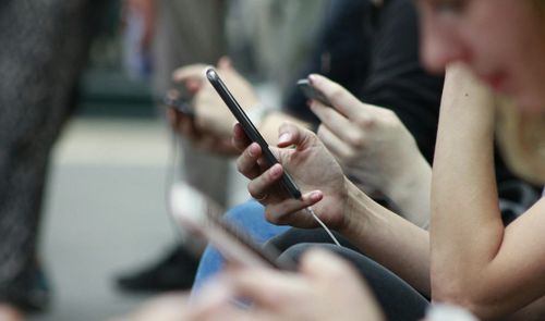 Manos sujetando un smartphone.