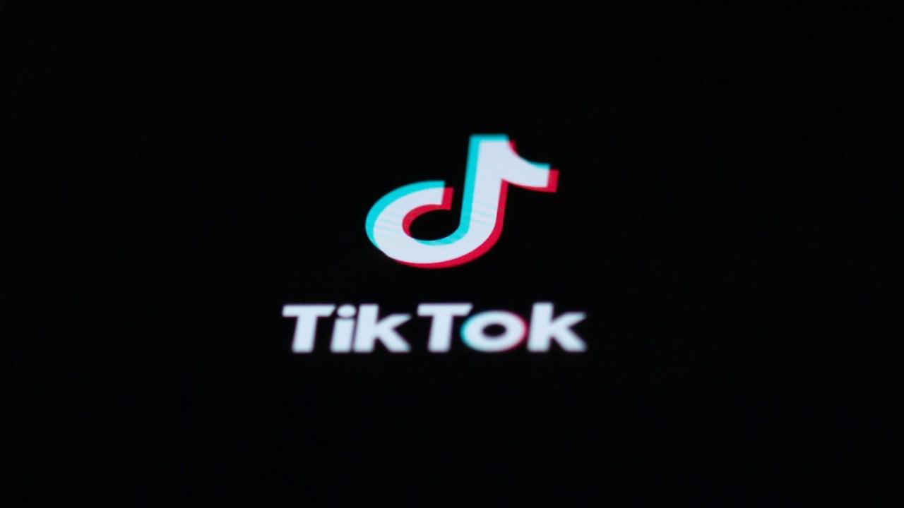 Logotipo del icono de TikTok en pantalla de móvil.