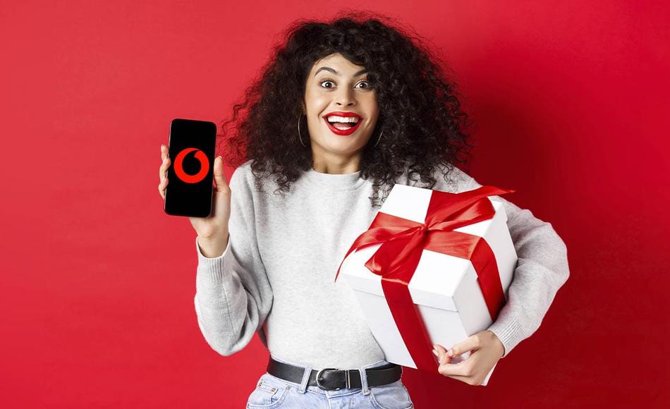 chica móvil con logo Vodafone y un regalo