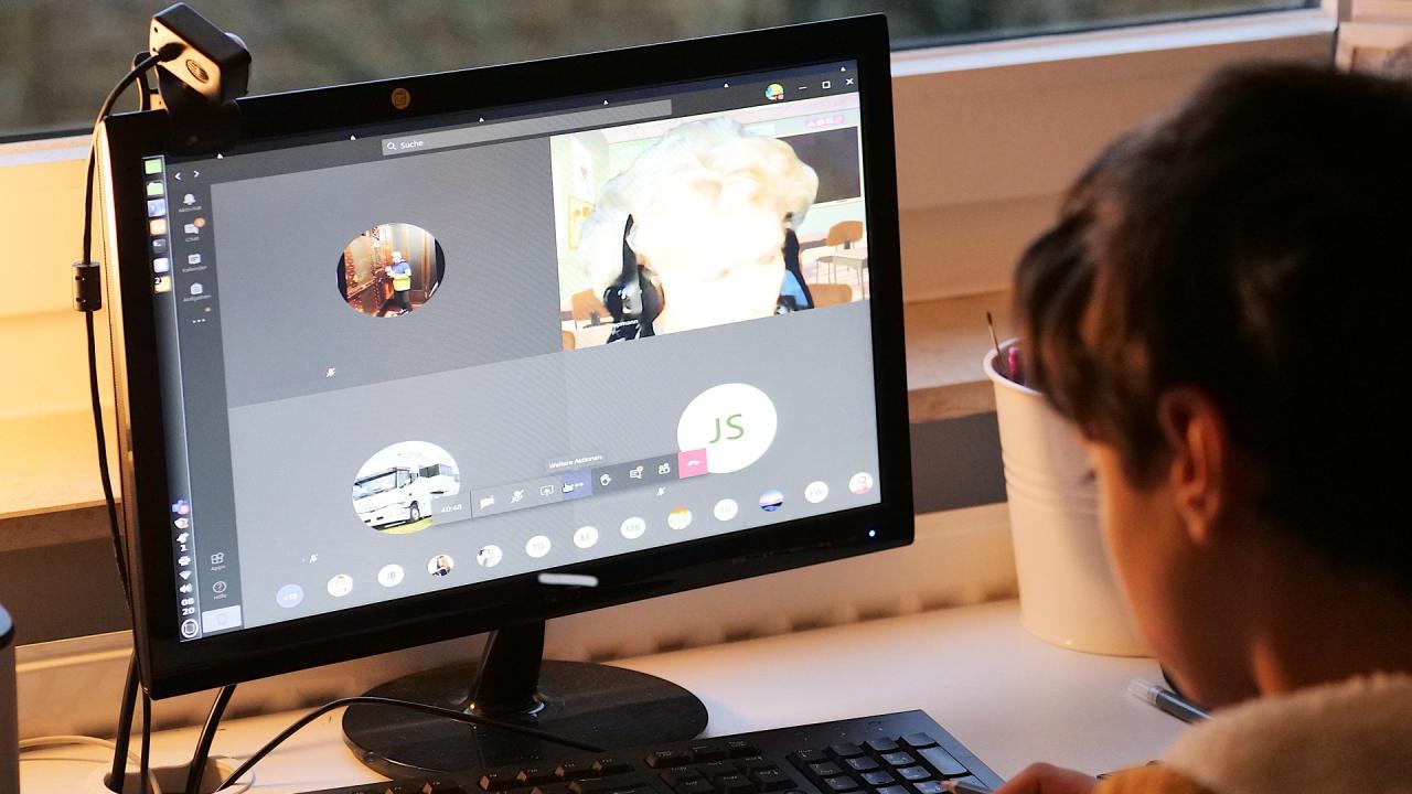 Un niño sigue una clase telemática desde el ordenador.