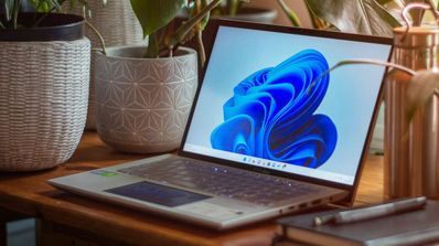 Un portátil con Windows 11 sobre un escritorio de madera.