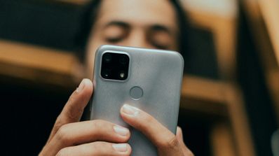 Una persona usa su teléfono móvil.